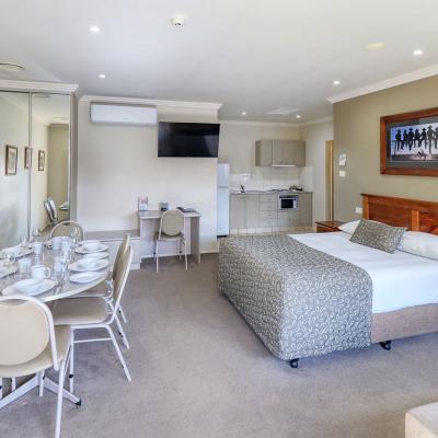 Saltbush Motor Inn Family Suite 1a