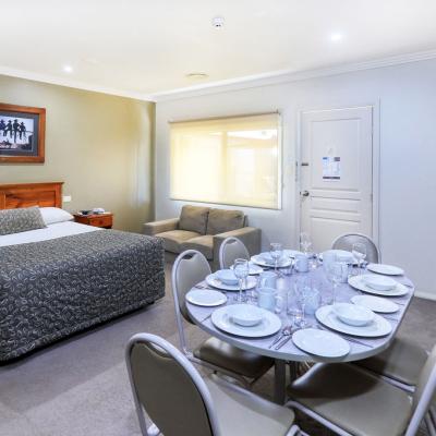 Saltbush Motor Inn Family Suite 2a