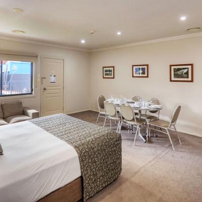 Saltbush Motor Inn Family Suite 3a